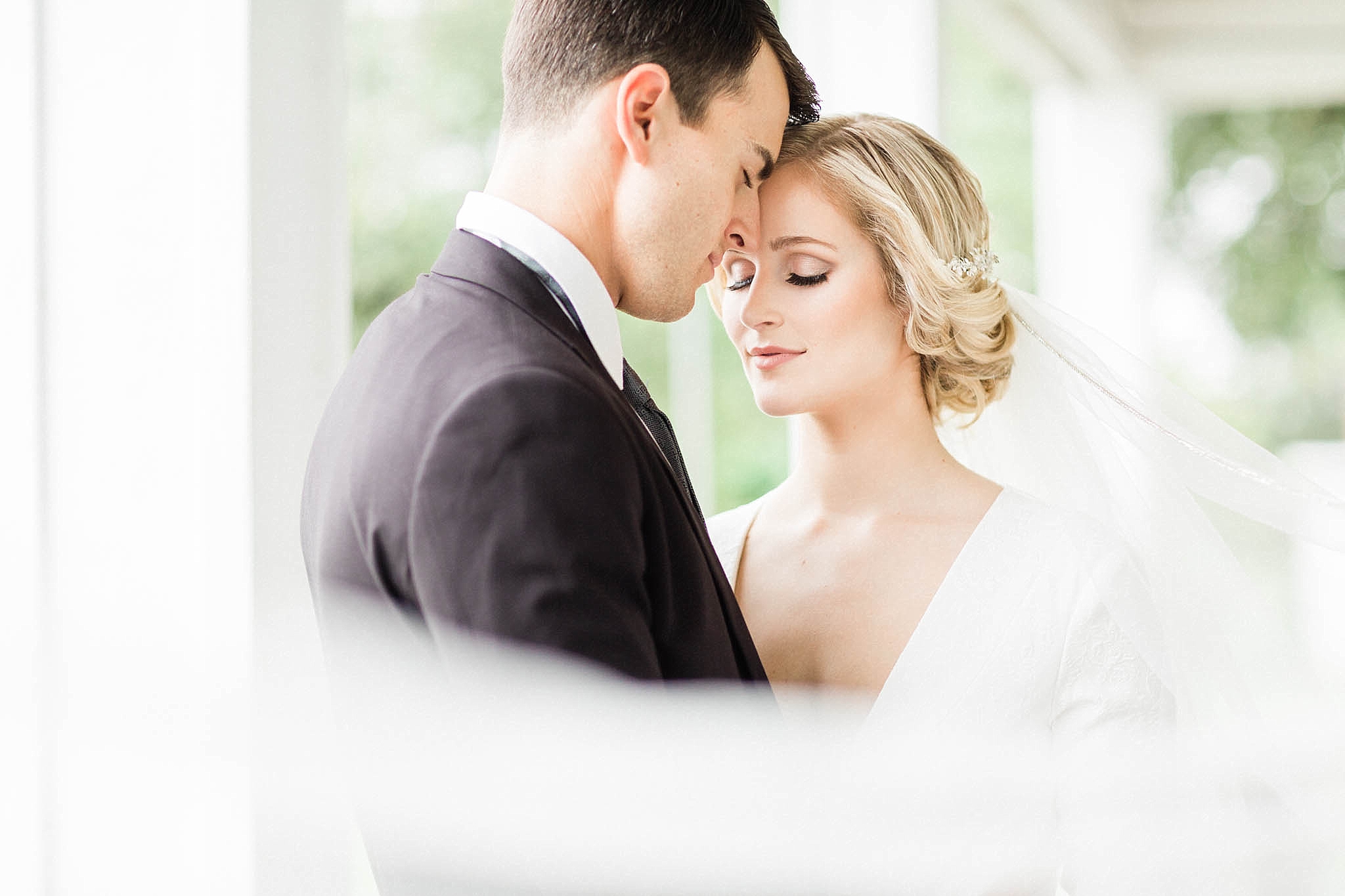 light and airy wedding pictures by Leslie Margarita a houston wedding photographer