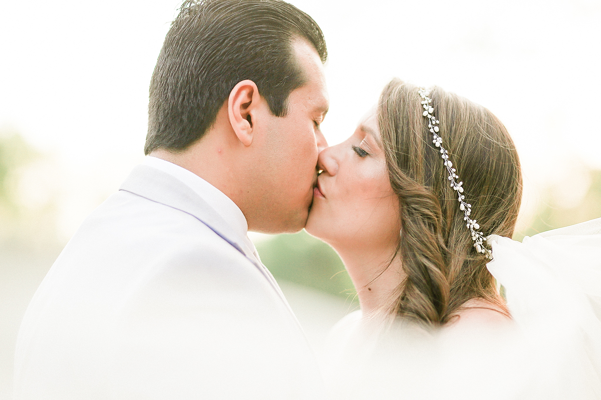 bright glowy light and airy wedding portraits by Leslie Margarita a houston wedding photographer